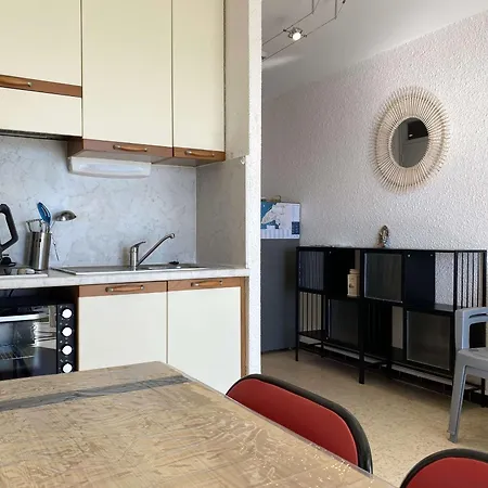 Beau T1 Climatise Avec Cuisine Equipee Et Balcon - - Fr-1-553-265 شقة *